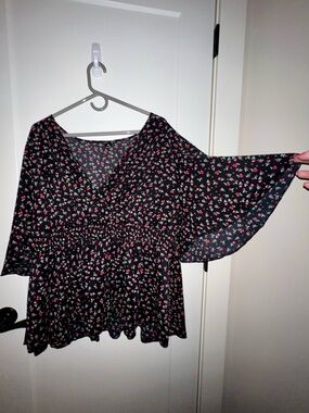 Women’s Black Floral V-Neck Top Size 4X - NEW